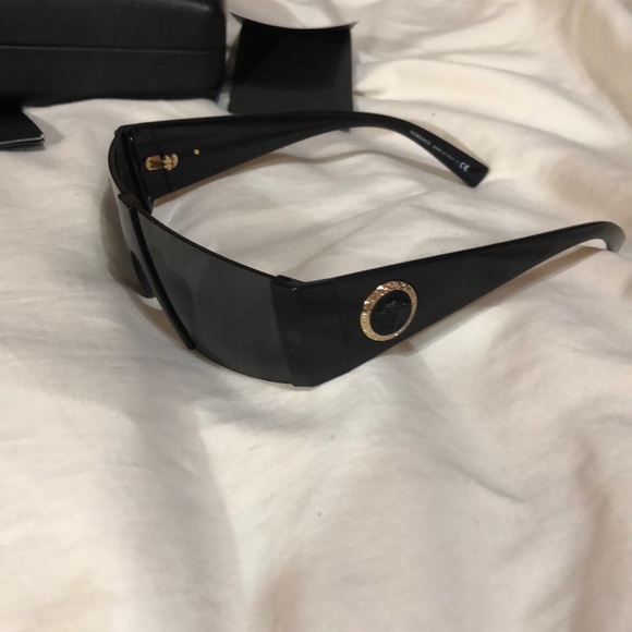 DESIGNER!!! Versace sunglasses - Picture 2 of 6